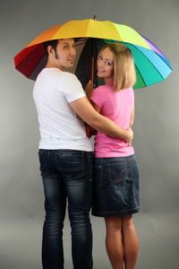 夫妇与灰色的背景上的伞