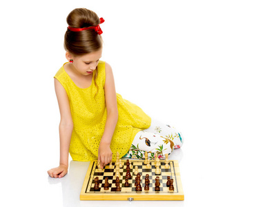 下棋的小女孩