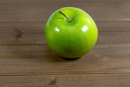 厨房柜台上美味的绿色苹果