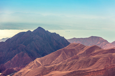 美丽的山风景。山对海