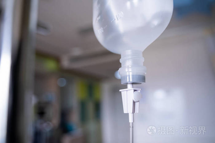 关闭了病人和输液泵在医院治疗这种疾病的医生概念盐溶液滴注