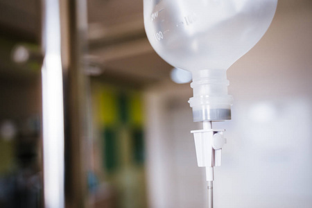 关闭了病人和输液泵在医院，治疗这种疾病的医生概念盐溶液滴注