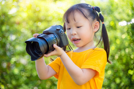 小亚洲女孩在公园拍照照相