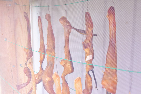 鲜鱼, 切成块, 腌起来, 挂在绳子上晾干。在一个木制的盒子里, 里面有布网。西伯利亚美食