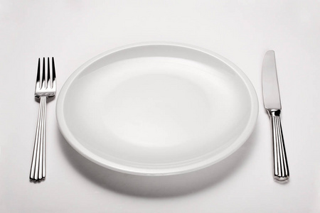 白色背景下的空白色碟和餐具图片
