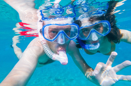 水下照片的一对夫妇浮潜在红海