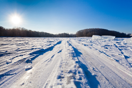 在寒冷的冬天天雪场滑雪轨道