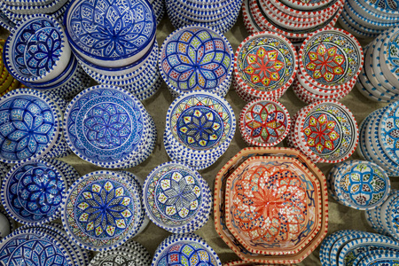 各式传统菜肴彩色陶瓷突尼斯市场