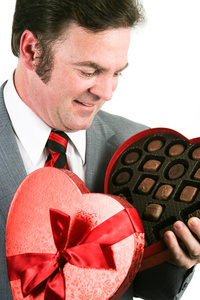 男子获取巧克力的情人节图片