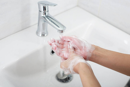 用肥皂在水龙头下洗手图片