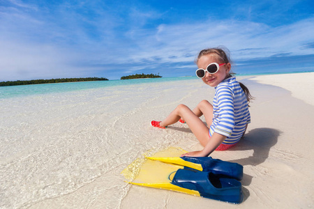 可爱的小女孩，在暑假期间在海滩浮潜设备