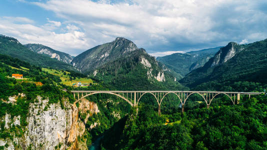 在山区，在欧洲最高的汽车桥梁之一 Durdevica 塔拉弧桥鸟瞰图