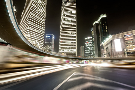 公路和城市背景