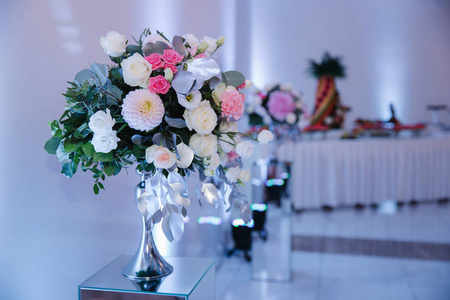 餐桌上餐厅的结婚花束