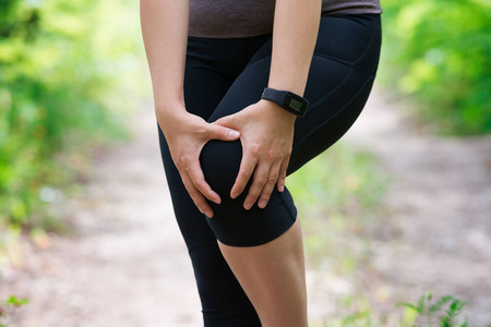 妇女膝部疼痛, 女性腿部按摩, 跑步时受伤, 运动创伤, 户外概念