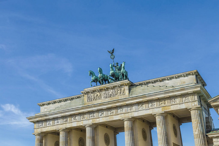 勃兰登堡门与 quadriga 在柏林在蓝天下