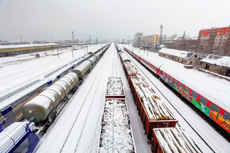 在冬天，货物列车平台铁路货运运输