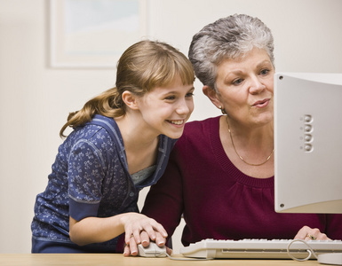 女人和孩子使用计算机