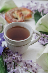 与紫藤, 虹膜, 白色卡拉斯的草药茶在灰色背景下