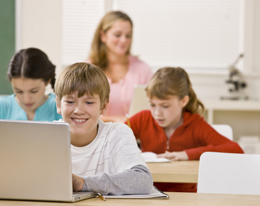 学生在课堂中使用的笔记本电脑