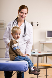 医生给孩子体检在医生办公室图片