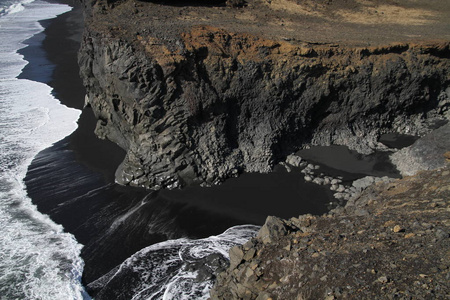 在冰岛, Dyrhlaey, Reynisfjara 海滩的黑色沙滩。海洋海滩上的岩石和悬崖。冰岛南海岸的一个热门景点