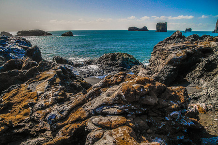 在冰岛, Dyrhlaey, Reynisfjara 海滩的黑色沙滩。海洋海滩上的岩石和悬崖。冰岛南海岸的一个热门景点