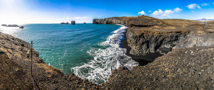 在冰岛, Dyrhlaey, Reynisfjara 海滩的黑色沙滩。海洋海滩上的岩石和悬崖。冰岛南海岸的一个热门景点