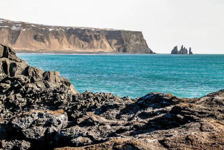 在冰岛, Dyrhlaey, Reynisfjara 海滩的黑色沙滩。海洋海滩上的岩石和悬崖。冰岛南海岸的一个热门景点