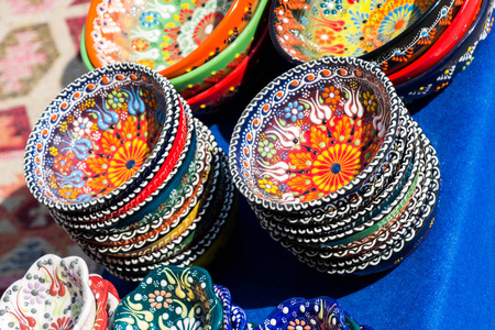 传统土耳其陶瓷板在集市