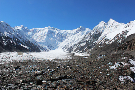 吉尔吉斯坦波贝达峰值 jengish chokusu 达 7439 米