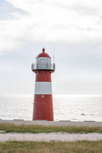这座灯塔坐落在荷兰 Westkapelle 的海边。