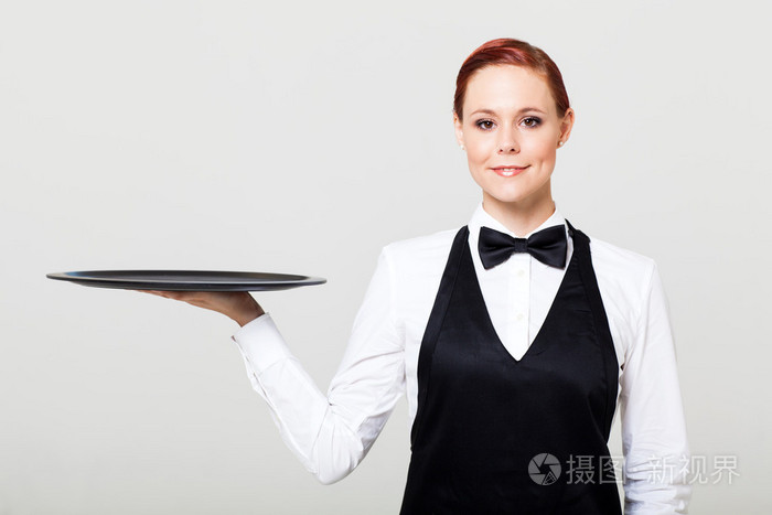 漂亮女服务员端着空盘子