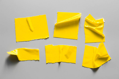 白色背景上的黄色磁带集。撕裂水平和不同尺寸的黄色胶带, 粘合件