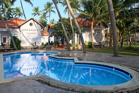 热带度假村有游泳池图片