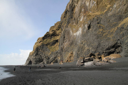 黑沙滩在冰岛, Reynisfjara 海滩附近的 Vik。海洋海滩上的玄武岩岩石和悬崖。冰岛南海岸的一个热门景点