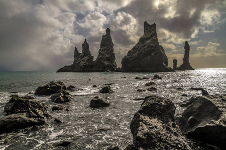 黑沙滩在冰岛, Reynisfjara 海滩附近的 Vik。海洋海滩上的玄武岩岩石和悬崖。冰岛南海岸的一个热门景点