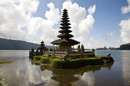 印度教佛教寺庙乌兰努火山在印尼峇里岛