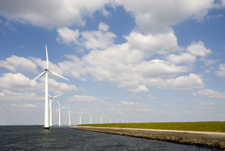 风电机组在附近莱利斯塔德在荷兰 ijsselmeer