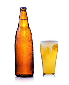 一瓶啤酒和一杯啤酒在白色背景下被隔绝