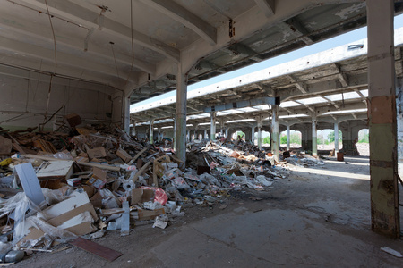 废墟，老被遗弃工业内部的视图