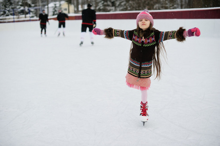 冬季的冰滑冰儿童女孩的画像
