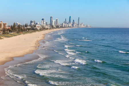 查看北向冲浪天堂从伯利迈阿密海滩黄金海岸昆士兰澳大利亚。这个地区是澳大利亚最受欢迎的旅游胜地之一。