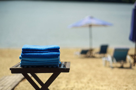 海滩上桌上的一组毛巾