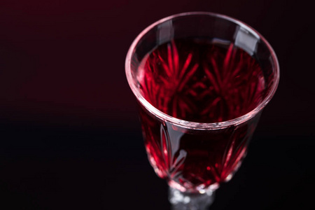 深色背景红葡萄酒水晶玻璃特写