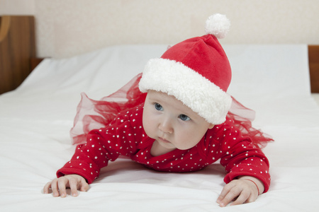 圣诞帽的可爱的小女孩