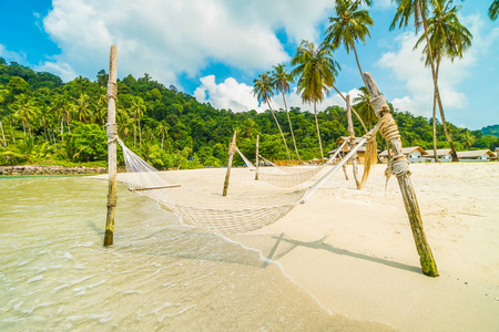 美丽的热带海滩和海边的吊床与椰子棕榈树在天堂岛的旅行假期