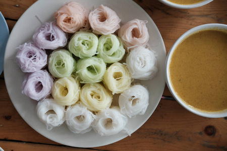 彩色泰国粉丝与天然草药颜色。米粉咖喱汤