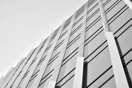 现代办公建筑用钢和玻璃制成的墙体。黑白相间
