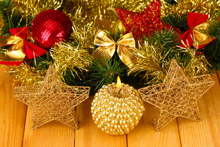 圣诞蜡烛和装饰品的木制背景上的红色和金色颜色组成
